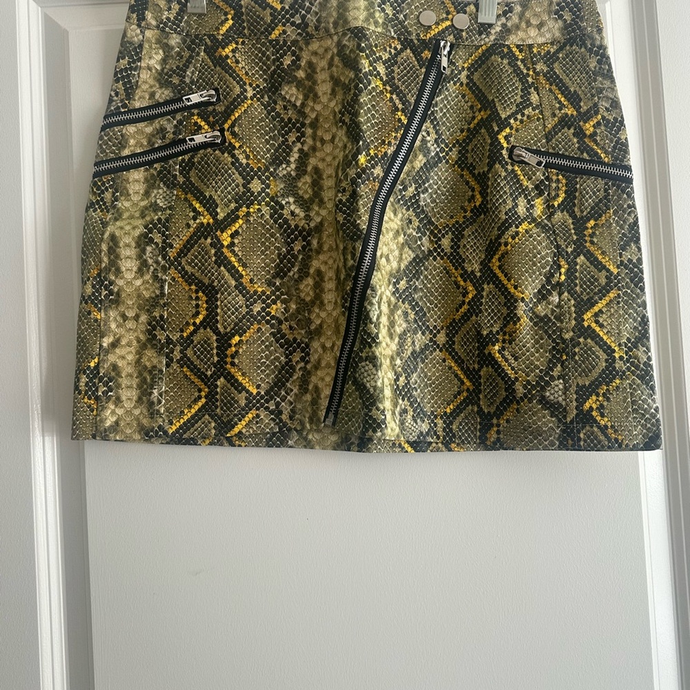 Stylish Snake Print Skirt - Picture 2 of 3